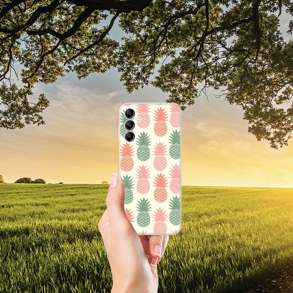 Samsung Galaxy A14 5G Siliconen Case Ananas met kleurrijke ananasprint op een smartphone in de natuur.