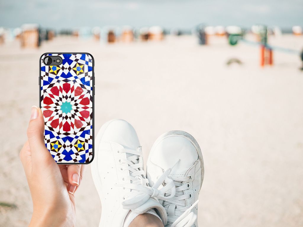 iPhone SE 2022 | SE 2020 | 7/8 Marmeren Print Telefoonhoesje Mozaïek op het strand in de hand.