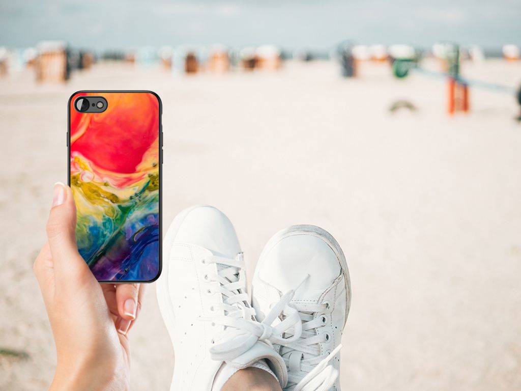 Kleurrijke Telefoonhoesje iPhone SE 2022 | SE 2020 | 7/8 Watercolor Dark in hand met sneakers aan strand.