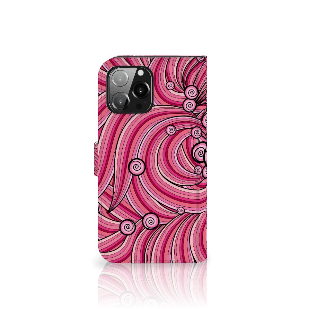 iPhone 13 Pro Max Hoesje Swirl Pink met een kleurrijk en trendy ontwerp vol krullen en spiralen 🎨.