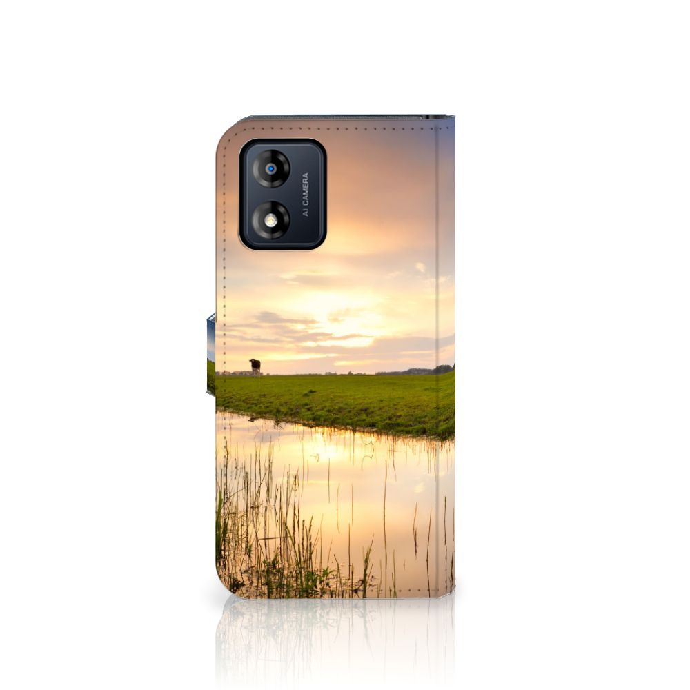 Motorola Moto E13 4G Telefoonhoesje met Pasjes Koe