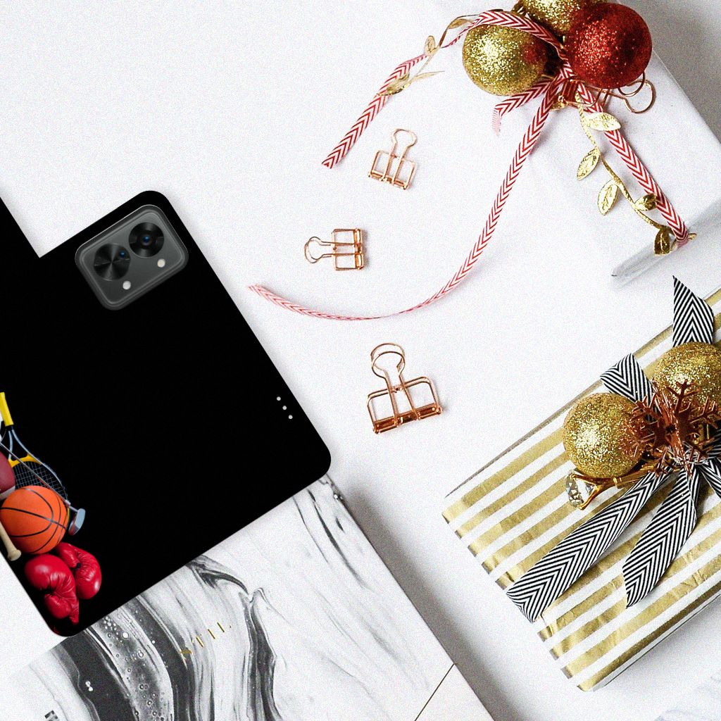 OnePlus Nord 2T Wallet Case met Pasjes Sports in een stijlvolle setting met sportgerelateerde afbeeldingen.