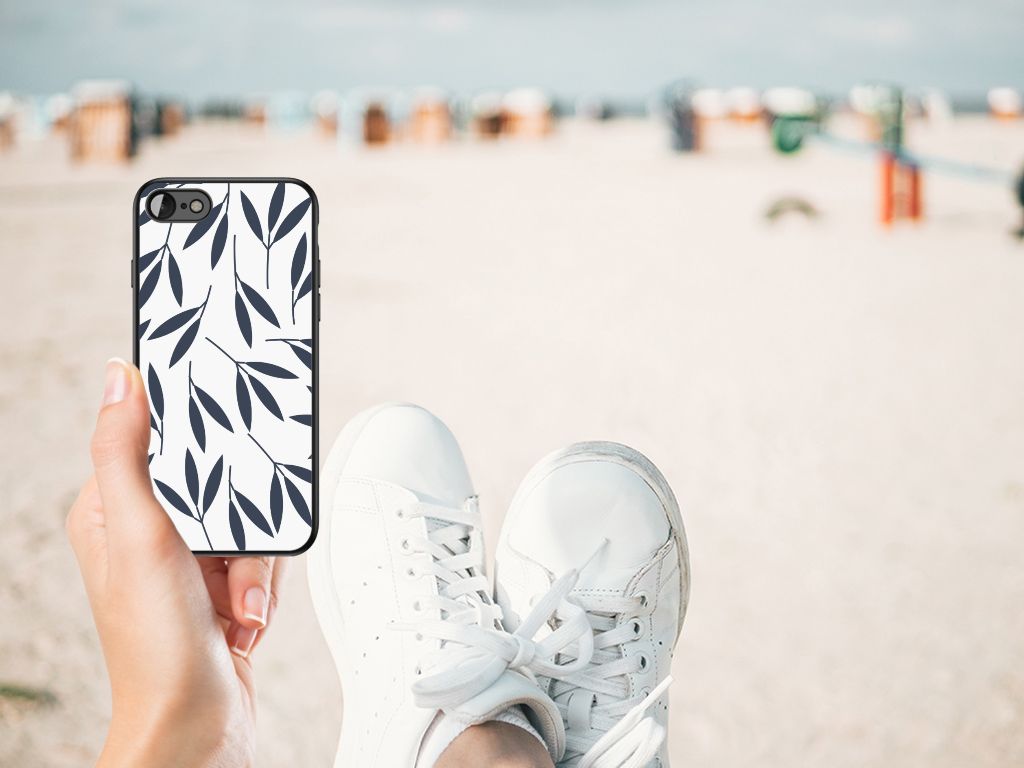 iPhone SE 2022 | SE 2020 | 7/8 Bloemen Hoesje Leaves Blue op het strand met sneakers