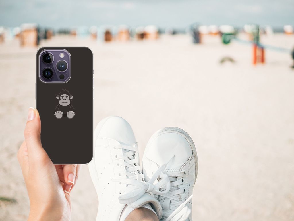 Apple iPhone 14 Pro Telefoonhoesje met Naam Gorilla met aapdesign op het strand.