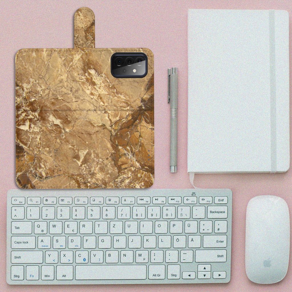 Samsung Galaxy A72 Bookcase Marmer Creme op een bureau met toetsenbord en muis.