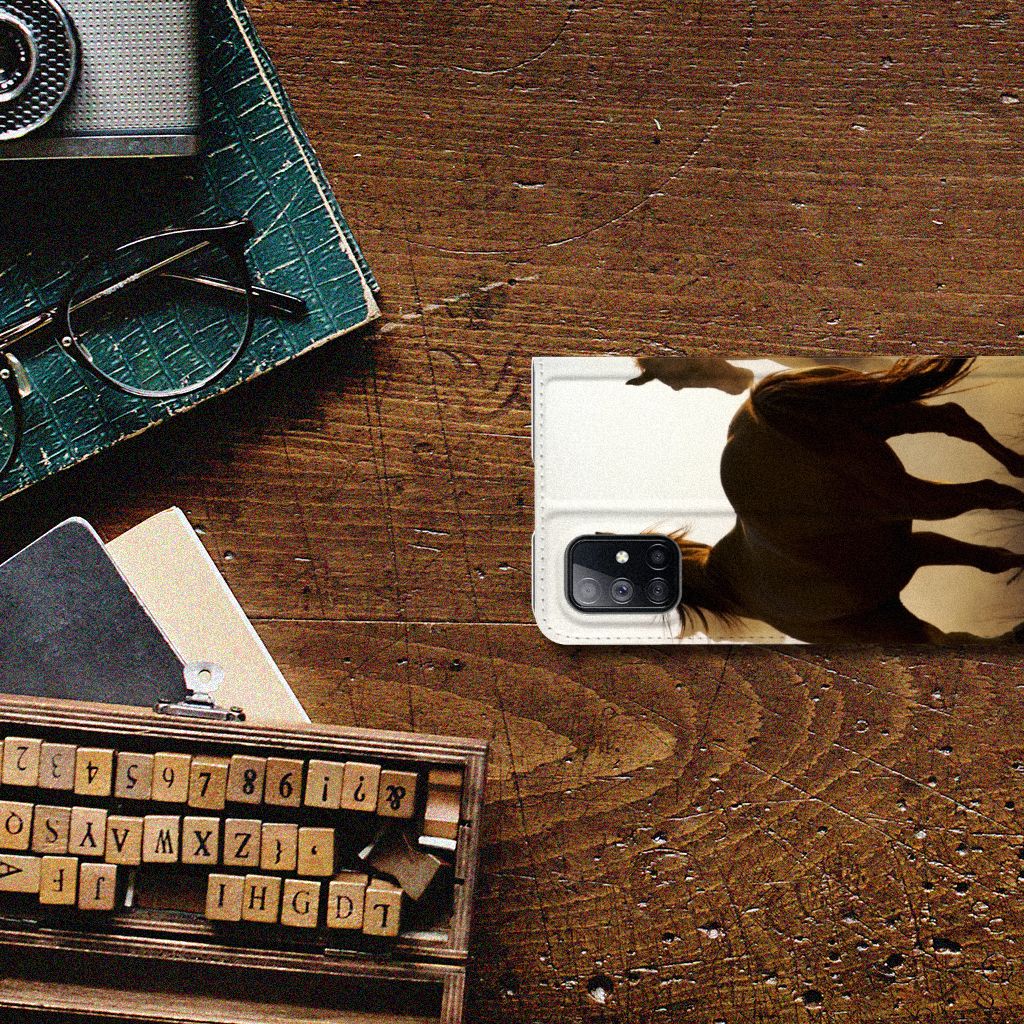 Samsung Galaxy M51 Hoesje maken Design Cowboy met paardenprint op een houten tafel