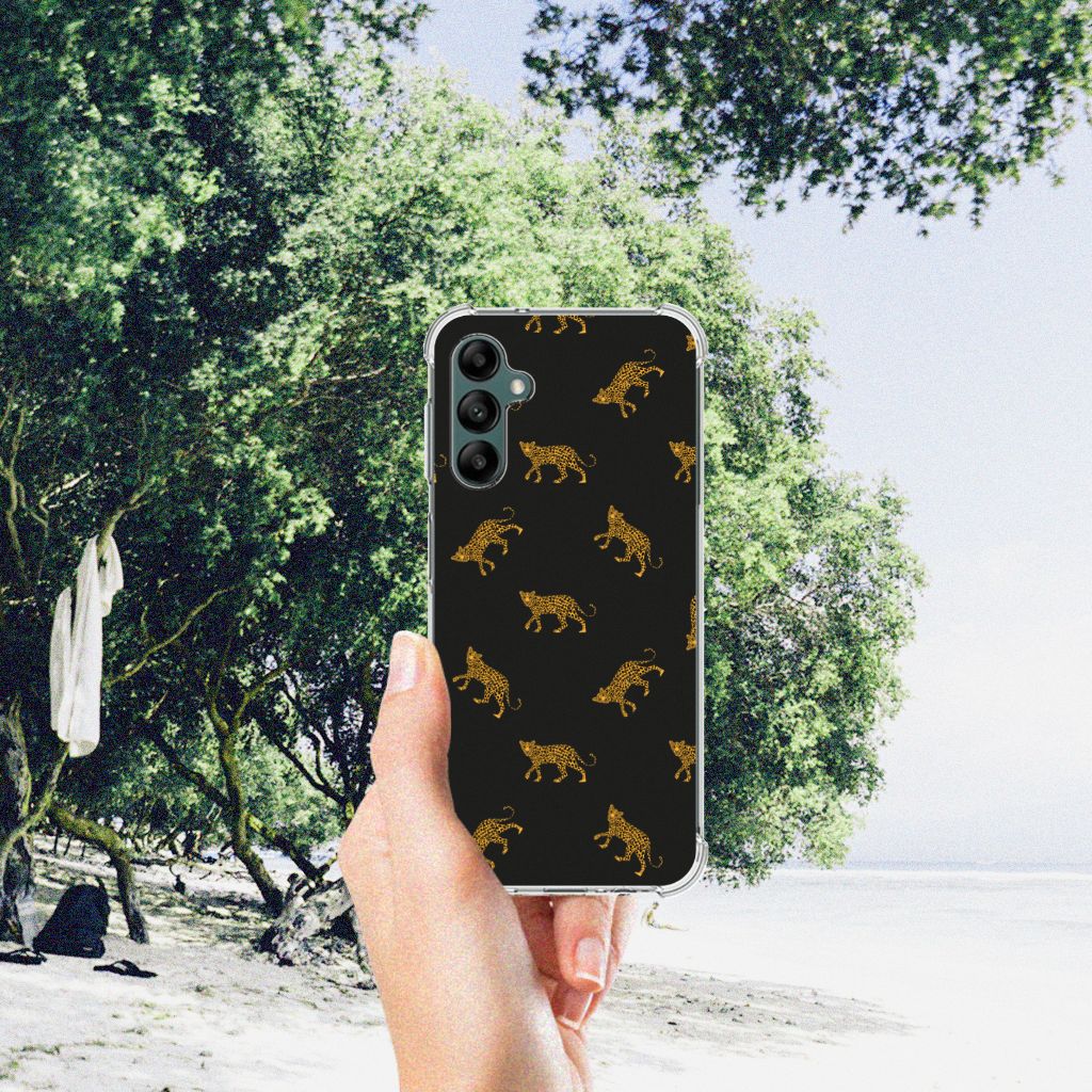 Case Anti-shock voor Samsung Galaxy A14 5G/4G Leopards met luipaardenprint, vastgehouden op een strand.