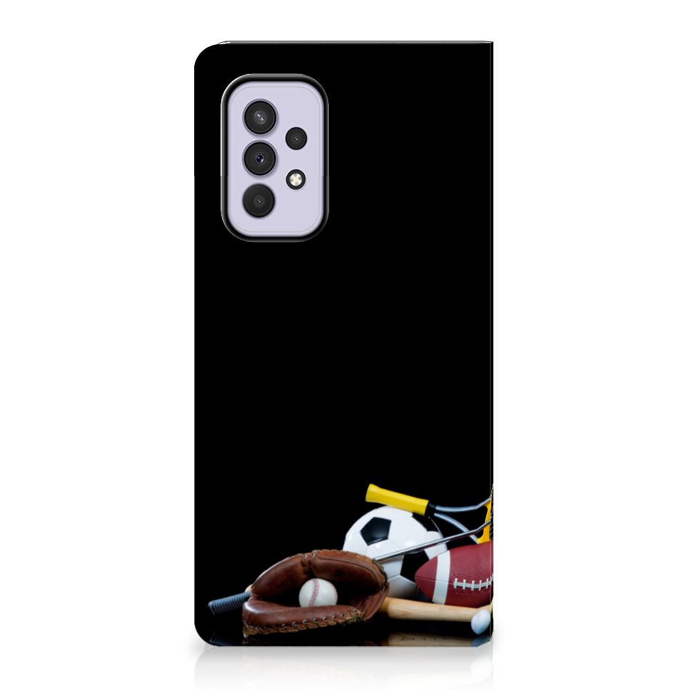 Samsung Galaxy A33 5G Hippe Standcase Sports met verschillende sportafbeeldingen en houder voor pasjes.