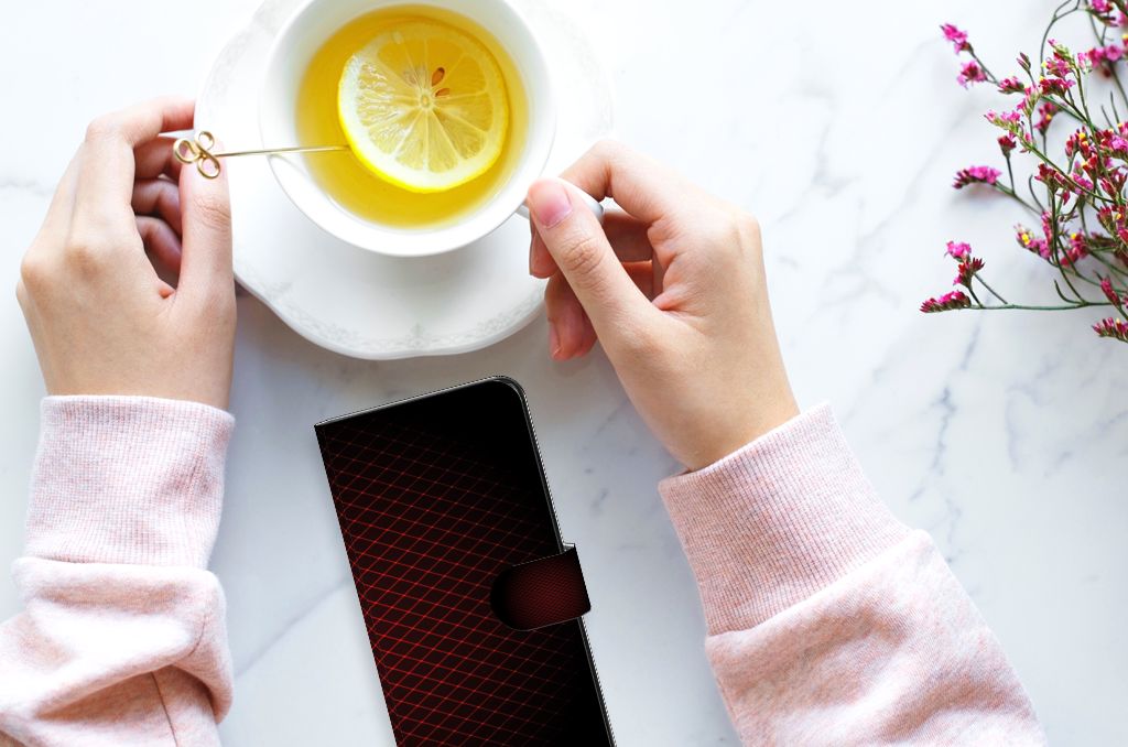 Xiaomi Redmi Note 12 4G Telefoon Hoesje Geruit Rood met een kopje thee en schijfje citroen.