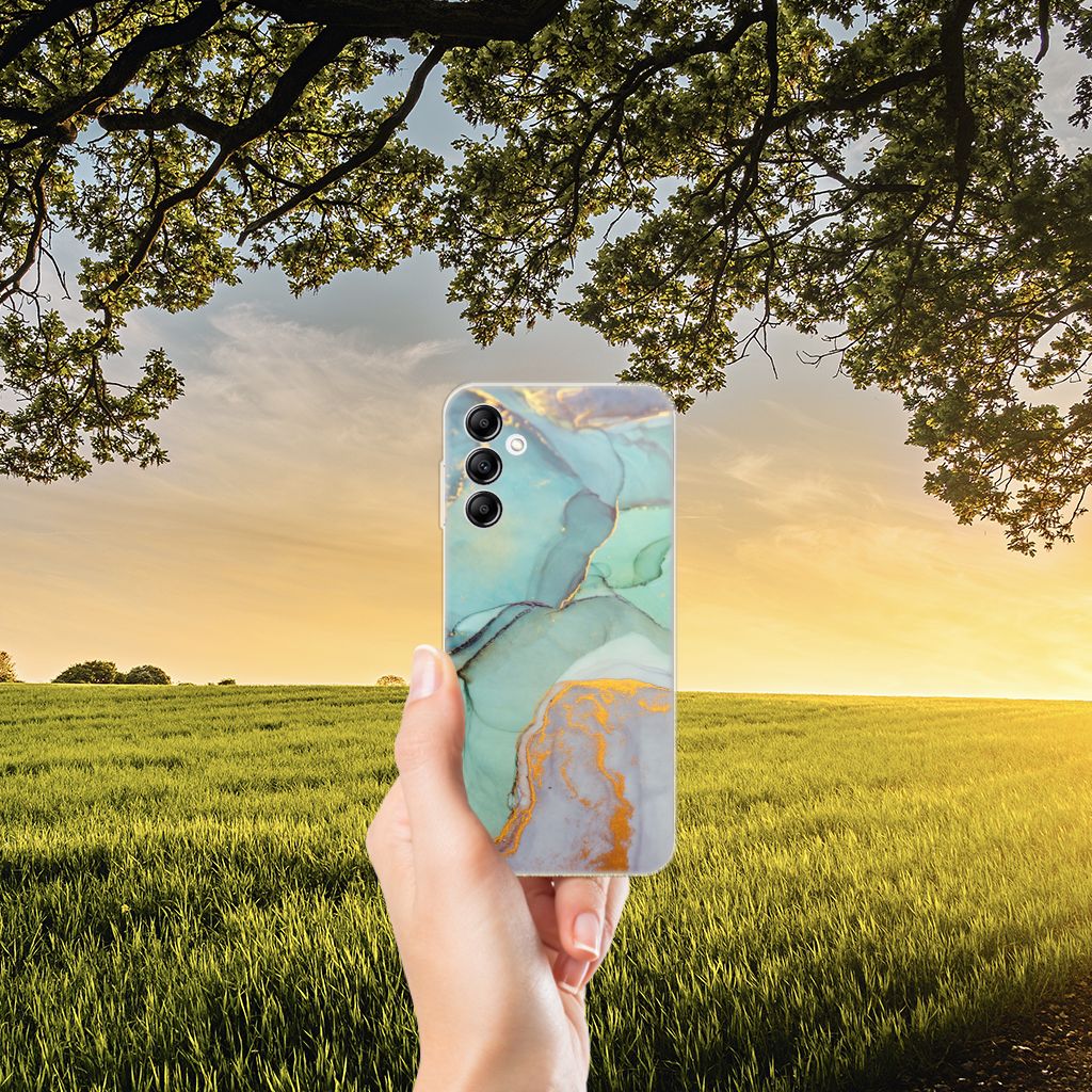 Hoesje maken voor Samsung Galaxy A14 5G Watercolor Mix in hand, met groene en gouden marmer design in natuur setting.