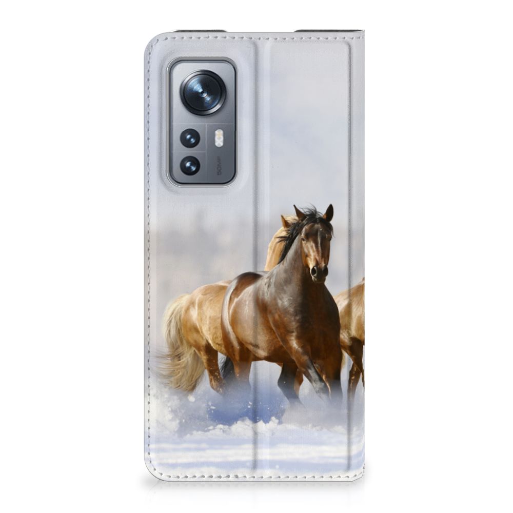 Xiaomi 12 | 12X Hoesje maken Paarden met afbeelding van galloperende paarden op een sneeuwachtige achtergrond.