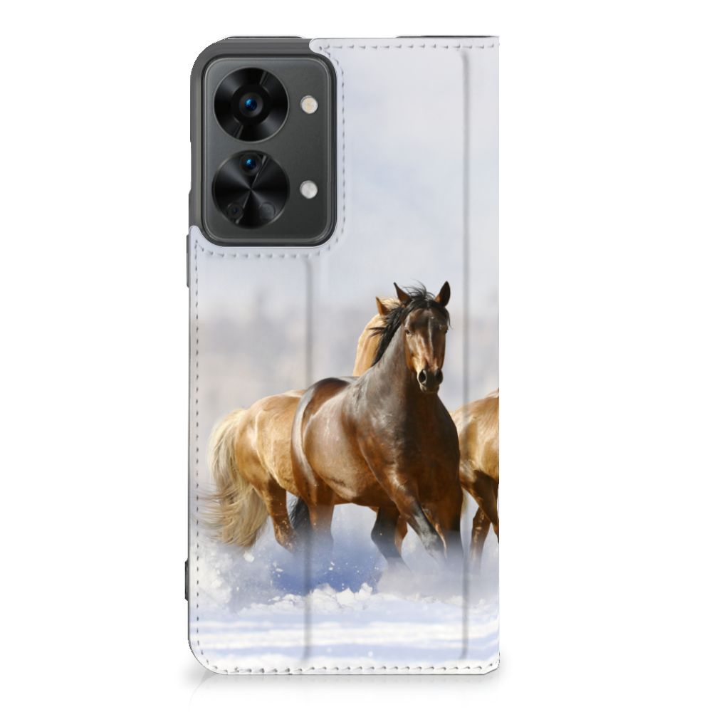 OnePlus Nord 2T Hoesje maken Paarden met afbeelding van rennende paarden in een winterse omgeving.