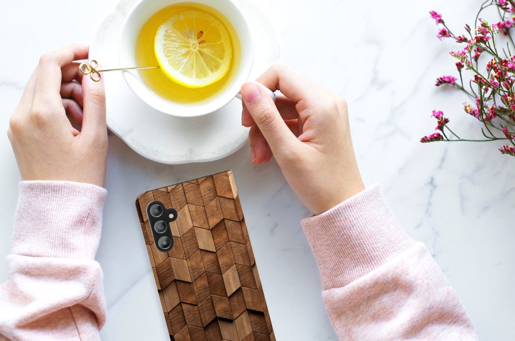 Book Wallet Case voor Samsung Galaxy A14 4G Wooden Cubes met een design van houten kubussen, in hand met een kopje thee.