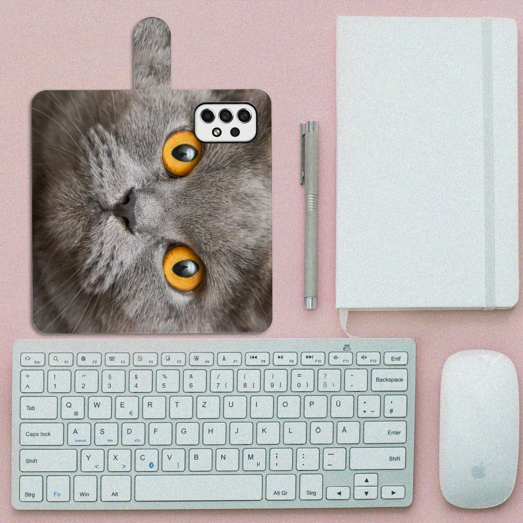 Telefoonhoesje met Pasjes Samsung Galaxy A53 Britse Korthaar met kat en gele ogen op een bureau