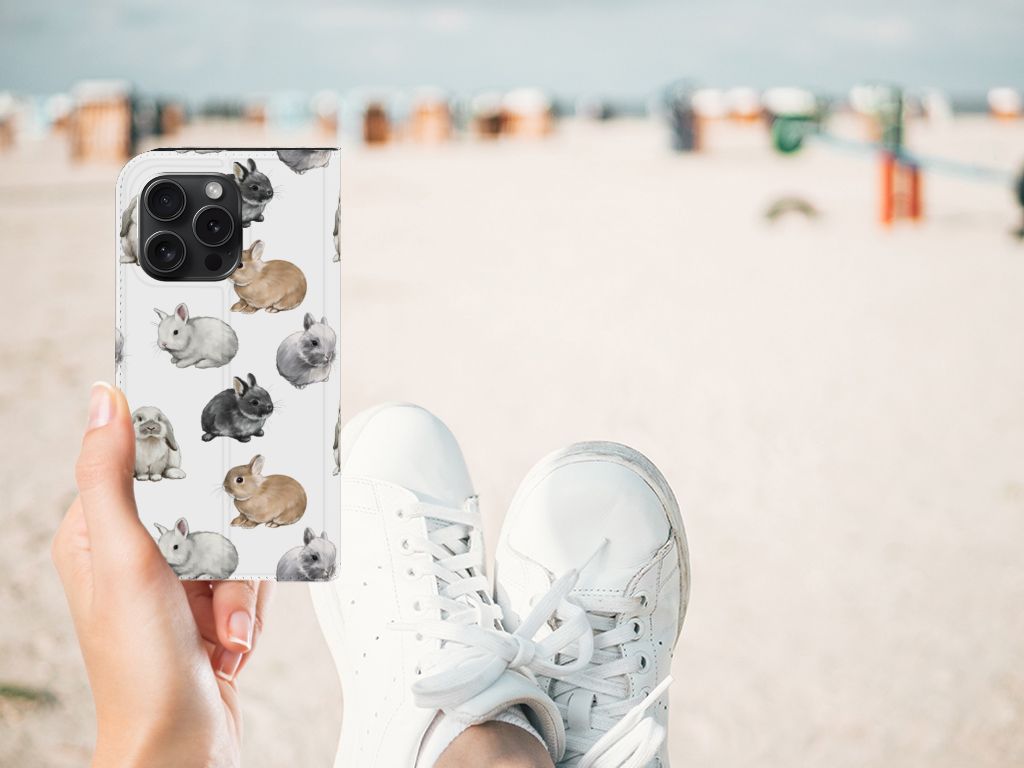 Hoesje maken voor iPhone 15 Pro Konijntjes met schattige konijnen op een strand achtergrond 🐰.