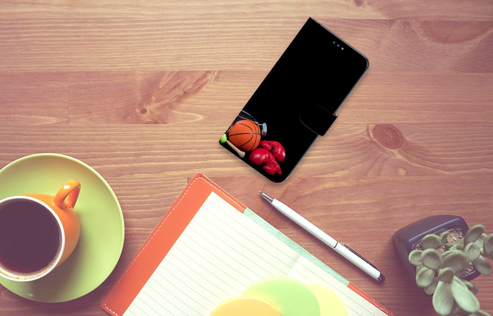 OnePlus Nord N10 Wallet Case met Pasjes Sports met sportafbeeldingen op een bureau met een kop koffie en notitieboek