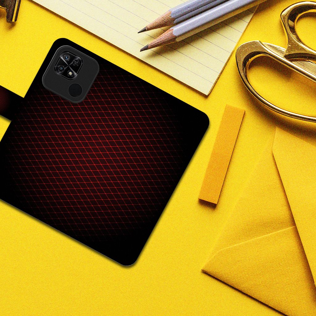 Xiaomi Redmi 10C Telefoon Hoesje Geruit Rood op een bureau met gele achtergrond en kantoorbenodigdheden.