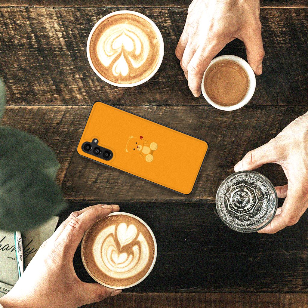Samsung Galaxy A14 5G Hoesje Baby Beer op een houten tafel met koffie en decoratieve latte art.