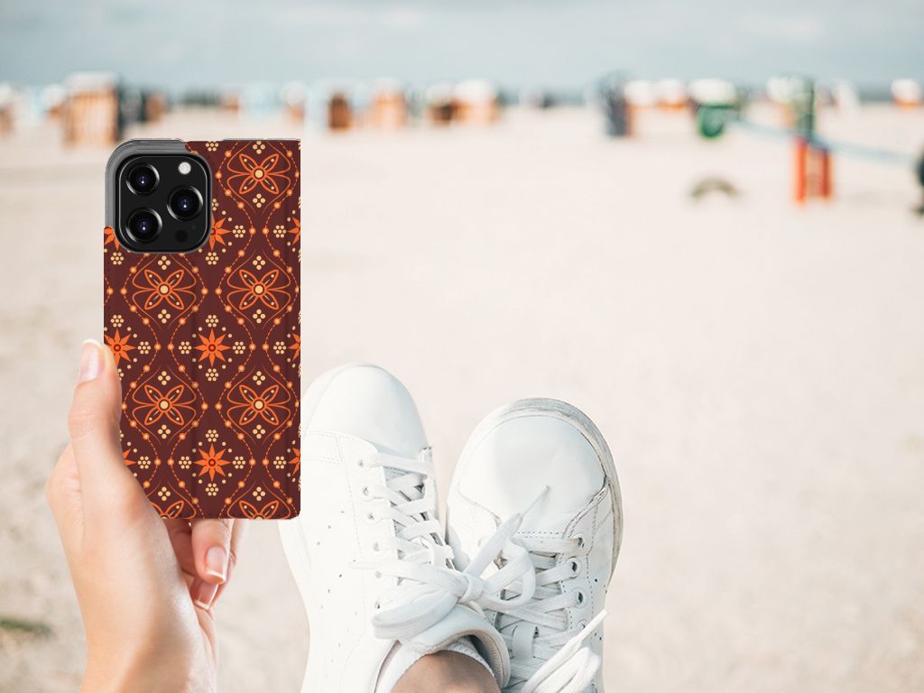 iPhone 13 Pro Hoesje met Magneet Batik Brown - B2C Telecom