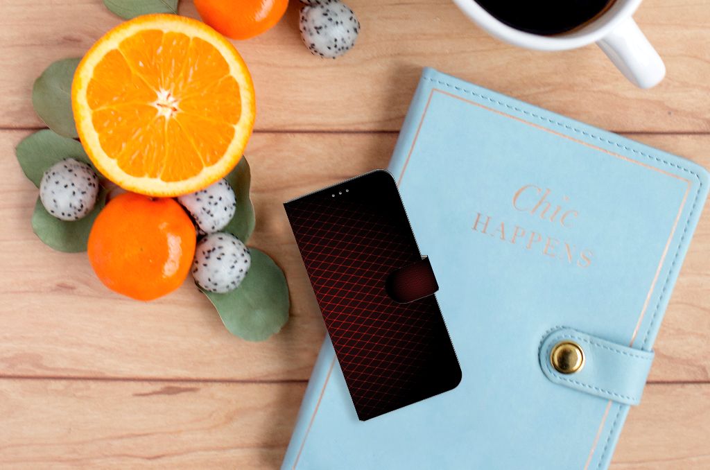 Motorola Moto G60 Telefoon Hoesje Geruit Rood op houten tafel met fruit en notitieboekje