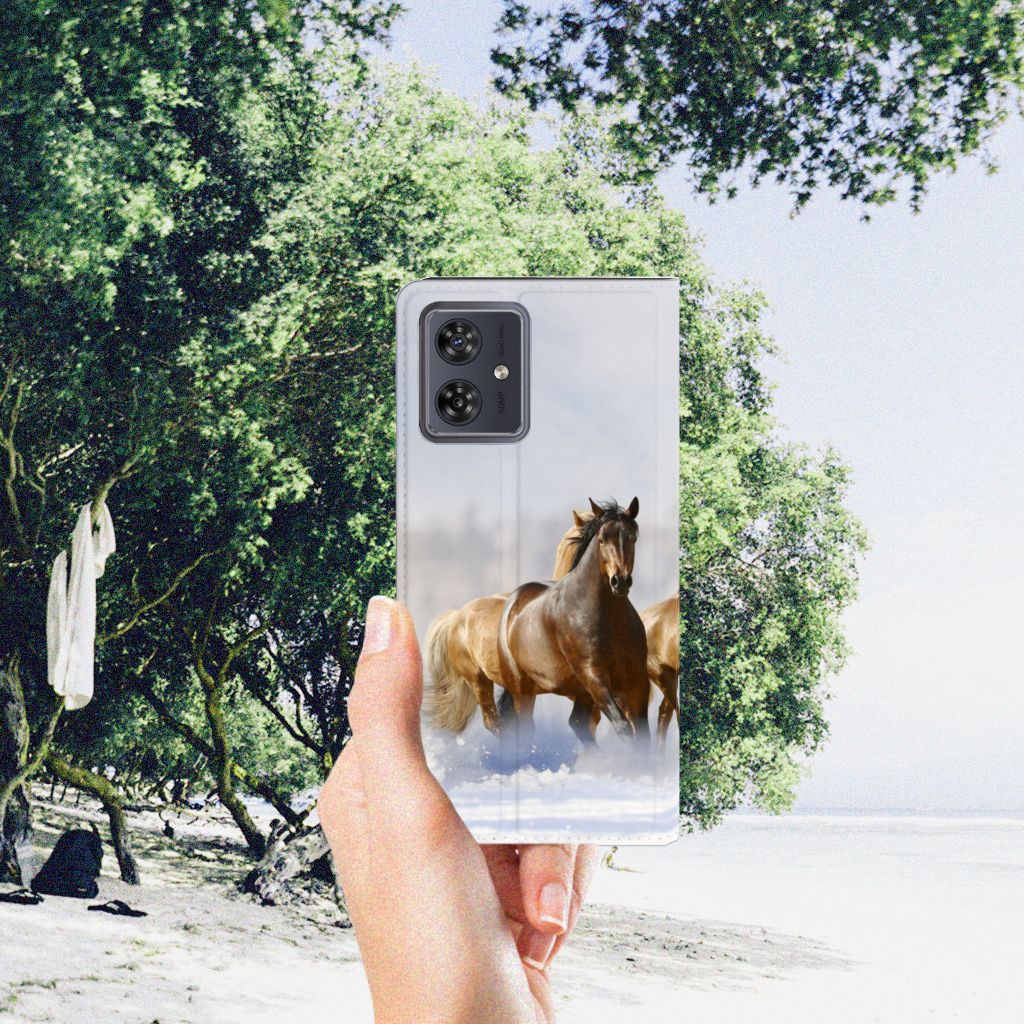 Motorola Moto G54 Hoesje maken Paarden met een afbeelding van rennende paarden in een natuurlijke omgeving.