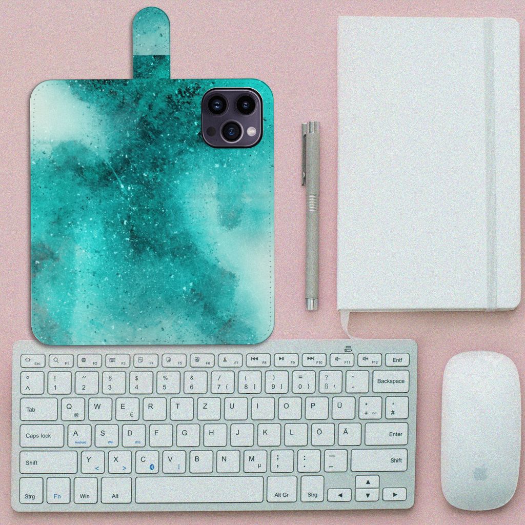 Hoesje iPhone 15 Pro Max Painting Blue met abstracte turquoise design en kantooraccessoires op een roze achtergrond.