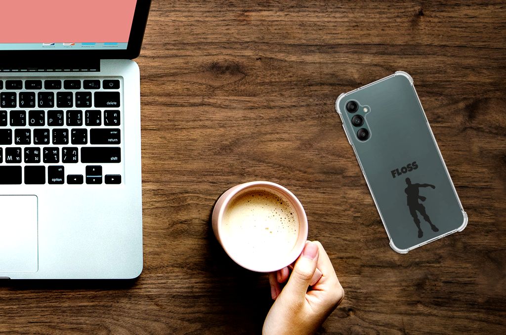 Samsung Galaxy A14 5G/4G Stevig Bumper Hoesje Floss naast een laptop en een kop koffie op tafel.