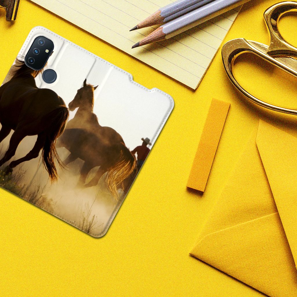 OnePlus Nord N100 Hoesje maken Design Cowboy met paarden in silhouet op een gele achtergrond.
