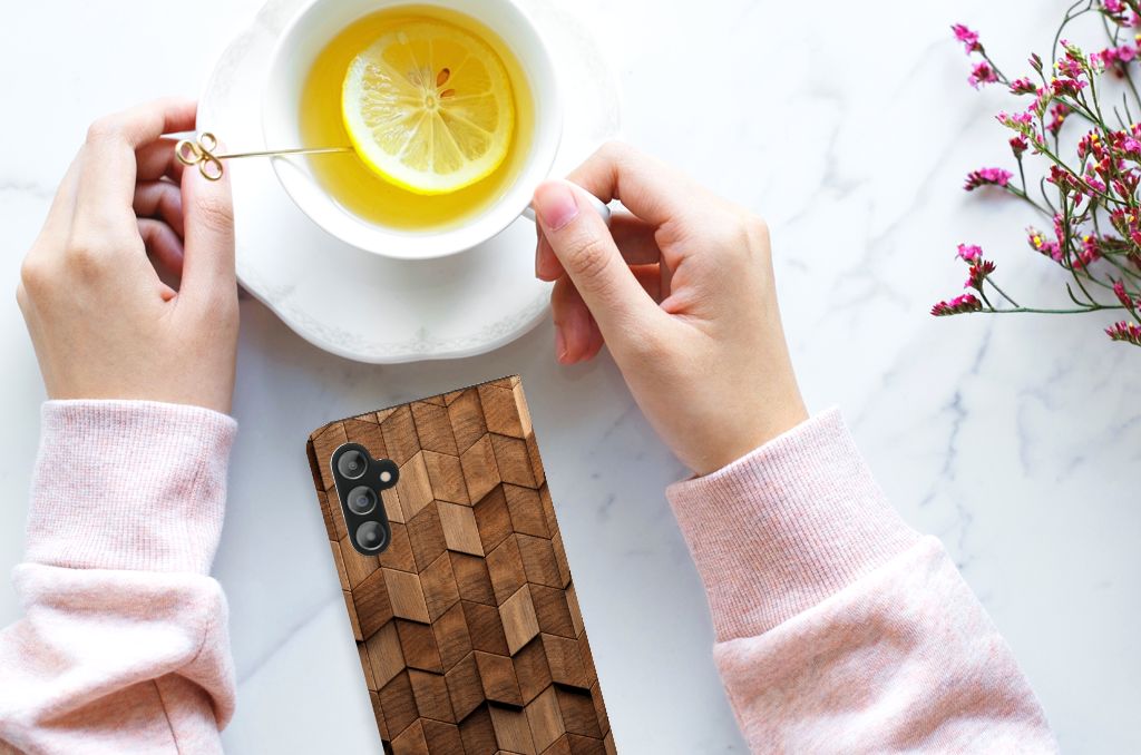 Book Wallet Case voor Samsung Galaxy A14 5G Wooden Cubes met een warme drank op tafel