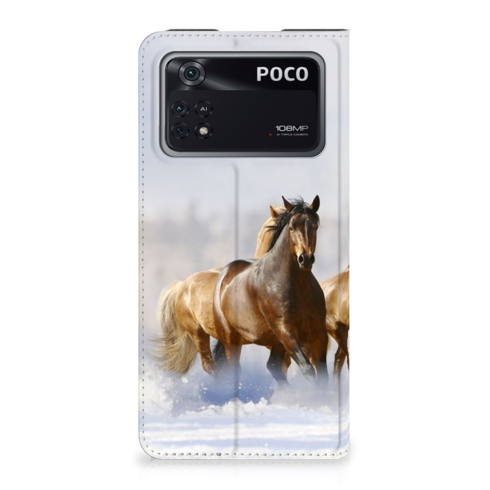 Poco X4 Pro 5G Hoesje maken Paarden met print van gallopperende paarden in een sneeuwlandschap.
