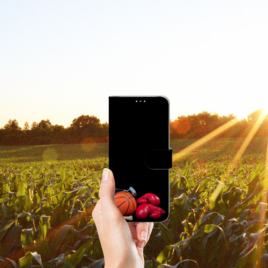 Samsung Galaxy A71 Wallet Case met Pasjes Sports met sportafbeeldingen in een hand, tegen een zonsondergang achtergrond.