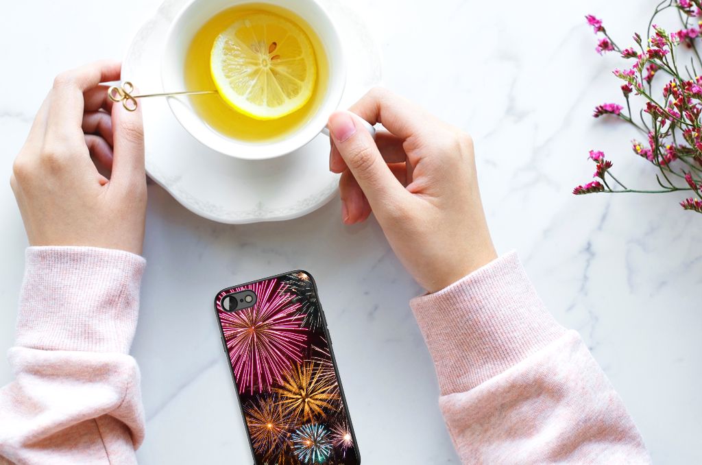 iPhone SE 2022 | SE 2020 | 7/8 GSM Cover Vuurwerk met kleurrijke vuurwerkdesign en een kopje thee.