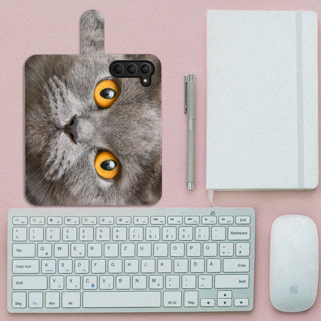 Telefoonhoesje met Pasjes Samsung Galaxy S23 Britse Korthaar met een schattige kat op een bureau.