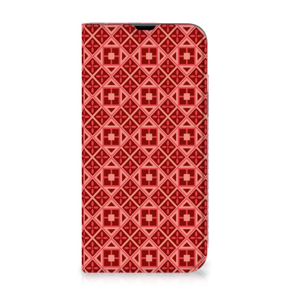 iPhone 13 Pro Max Hoesje met Magneet Batik Rood in een opvallend oud-batik patroon, perfect voor jouw toestel.