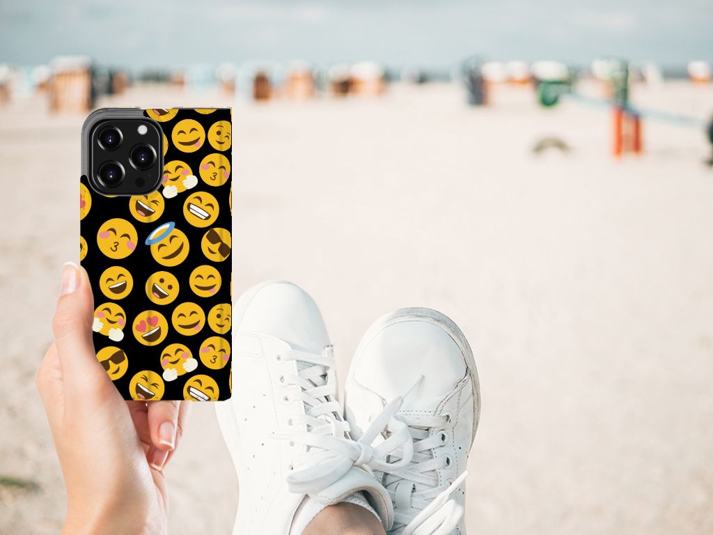 iPhone 13 Pro Hoesje met Magneet Emoji met kleurrijke emoji's op een strand met sneakers
