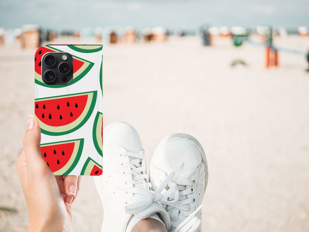 iPhone 15 Pro Flip Style Cover Watermelons met een kleurrijk watermeloenontwerp op een zonnig strand.