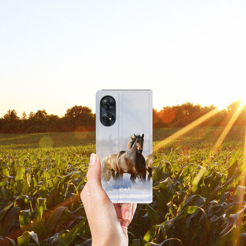OPPO Reno8 T 4G Hoesje maken Paarden met een afbeelding van rijdende paarden in een veld.