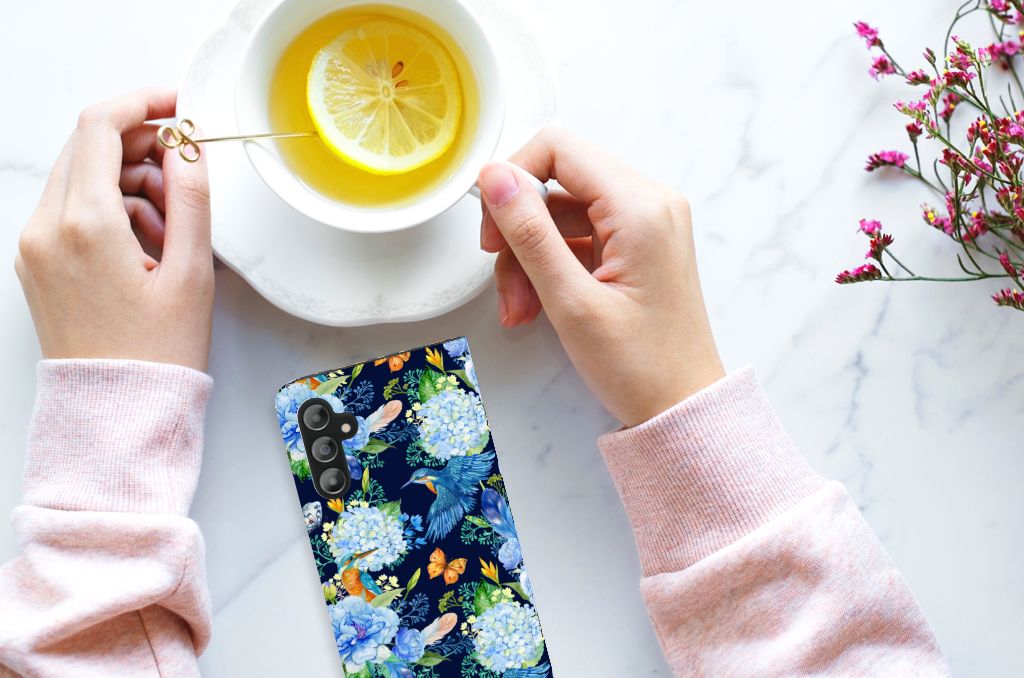 Hoesje maken voor Samsung Galaxy A14 5G IJsvogel met kleurrijke bloemen en een hand die thee drinkt.