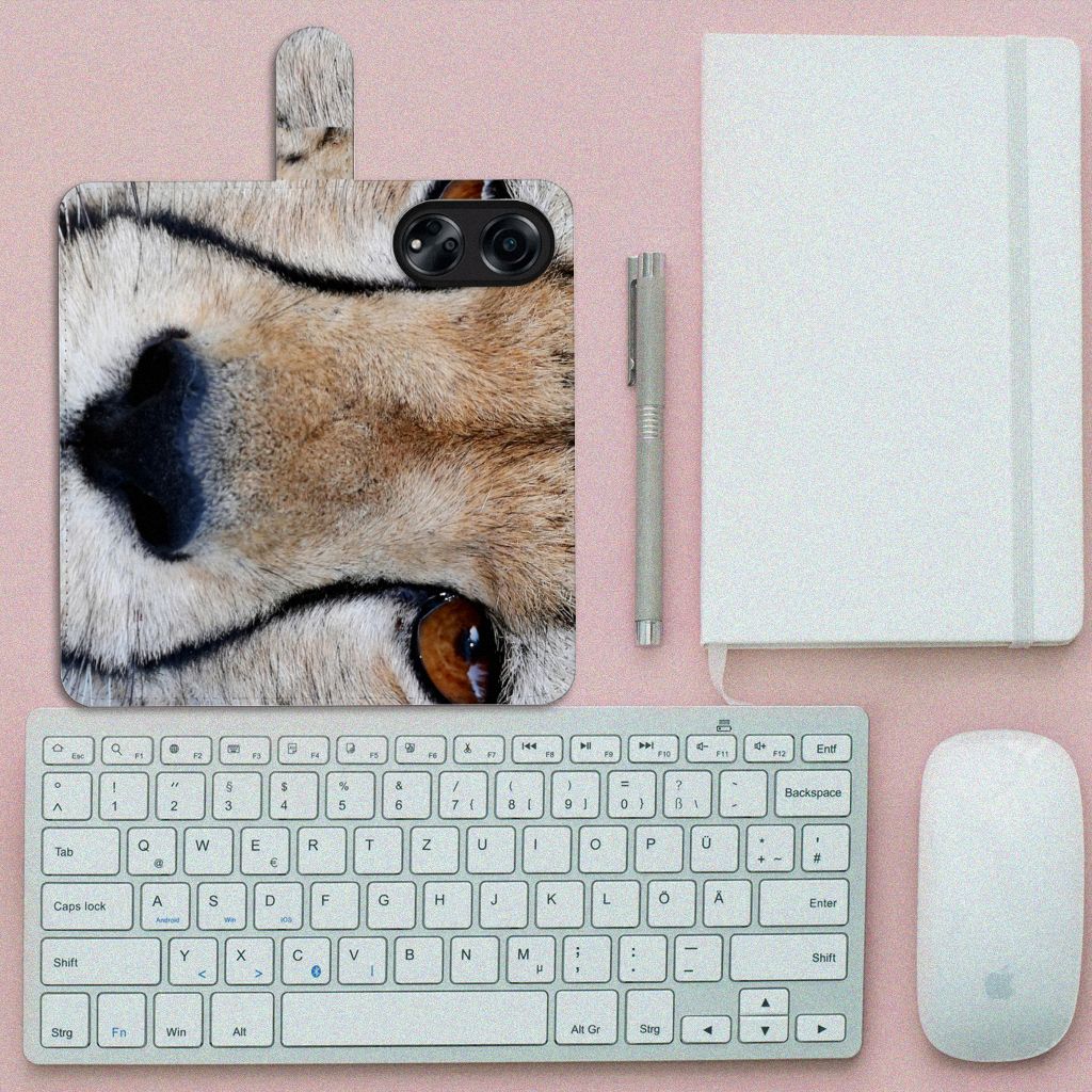 OPPO A98 5G Telefoonhoesje met Pasjes Cheetah close-up van cheeta en accessoires op bureau