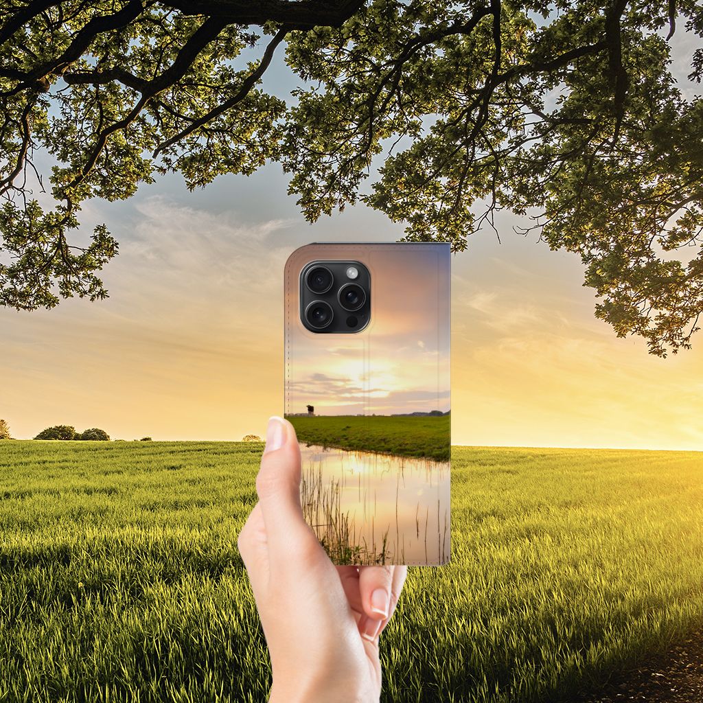 iPhone 15 Pro Max Hoesje maken Koe met een rustige ondergang, prachtig natuurdesign en een weide in de achtergrond.
