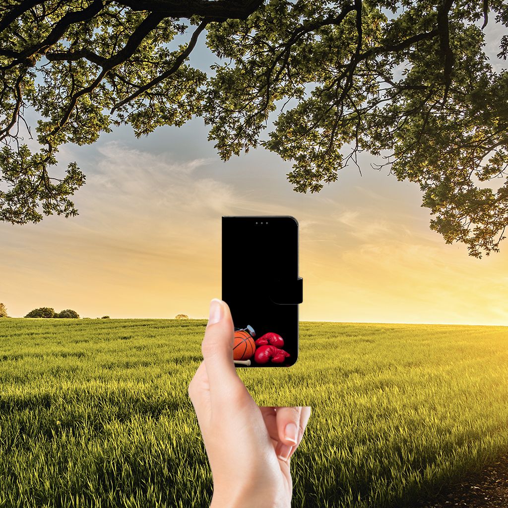 Samsung Galaxy A22 4G | M22 Wallet Case met Pasjes Sports in hand met sportballen in een buitenomgeving.