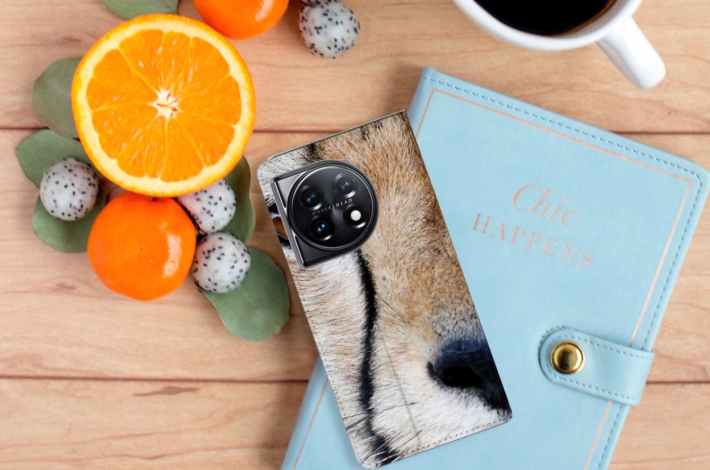 OnePlus 11 Hoesje maken Cheetah met close-up van een jachtluipaard op een bureau met fruit en notitieboekje.