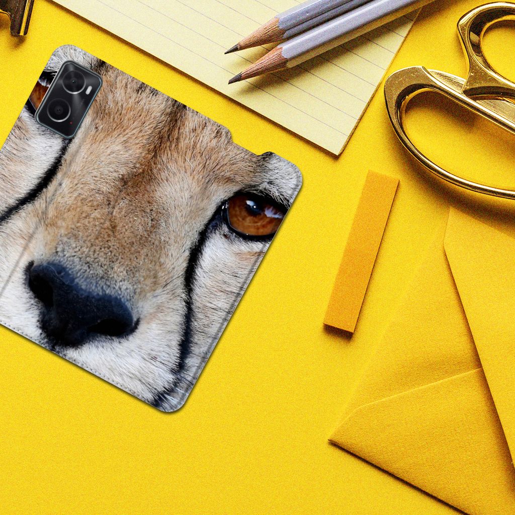 OPPO A96 | A76 Hoesje maken Cheetah close-up van cheetah gezicht op een kleurrijke achtergrond met kantoorbenodigdheden.