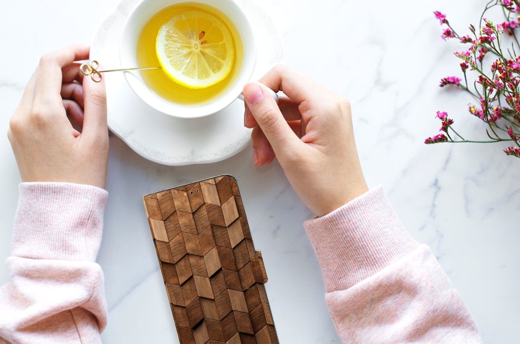 Book Style Case voor Samsung Galaxy A14 5G Wooden Cubes met een hand en een kopje thee.