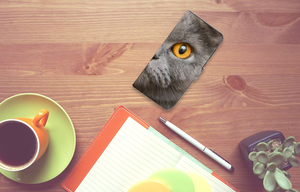 Telefoonhoesje met Pasjes Samsung Galaxy A55 Britse Korthaar op houten tafel naast koffie en notitieboek.