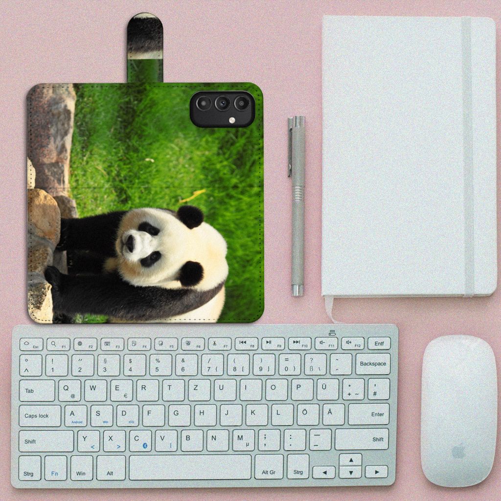 Samsung Galaxy A14 4G Telefoonhoesje met Pasjes Panda met schattige panda op een bureau