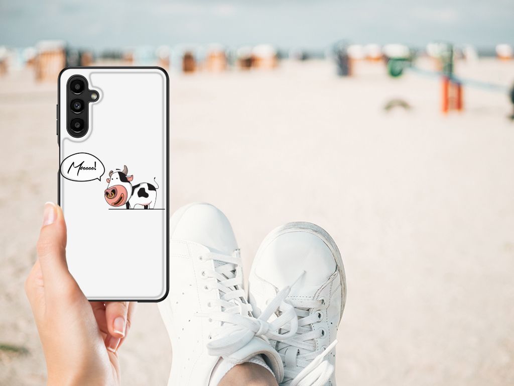Samsung Galaxy A14 5G Hoesje Cow met illustraties op het strand met sneakers in beeld.