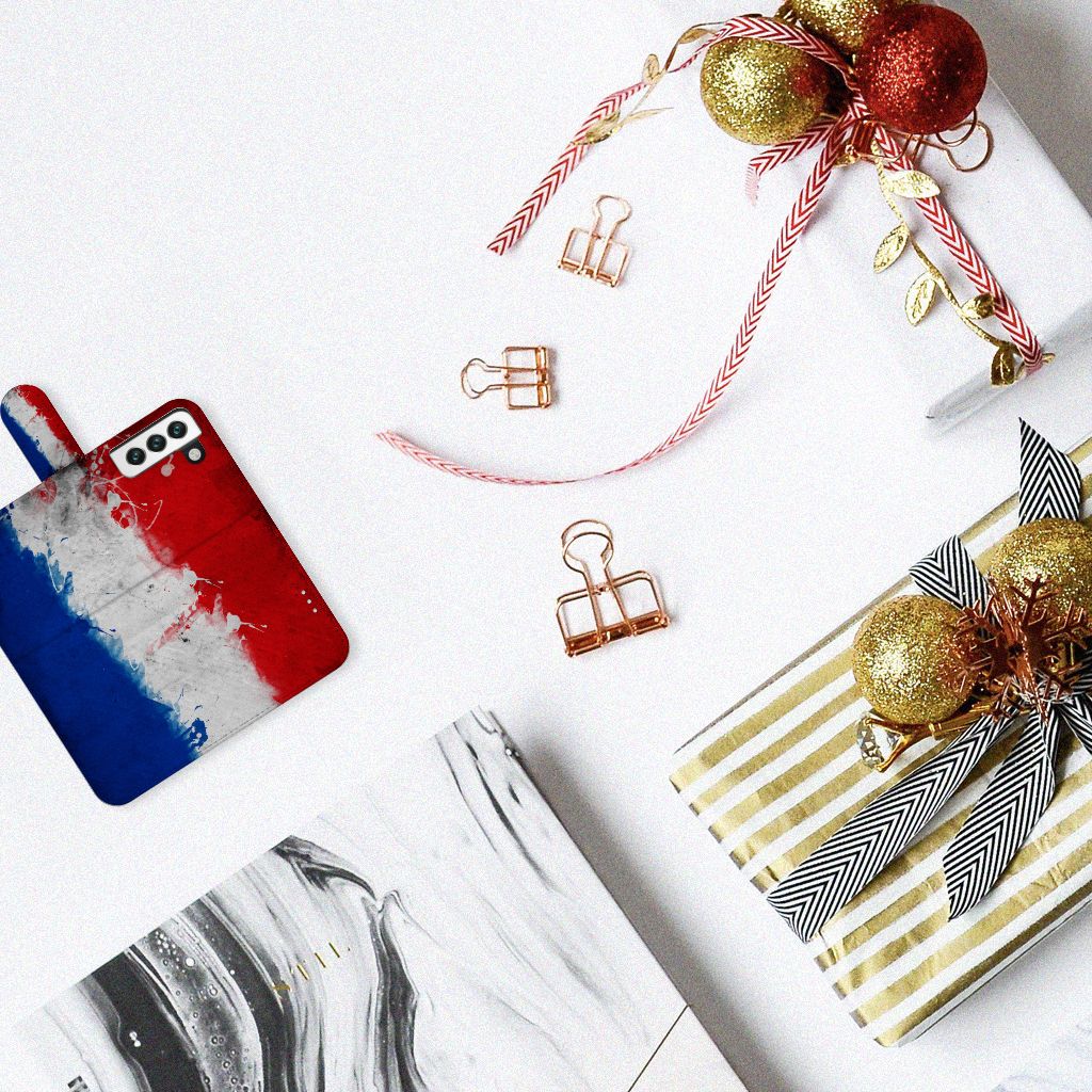 Samsung Galaxy S22 Bookstyle Case Nederland met Nederlandse vlag op een tafel met cadeau's en decoraties.
