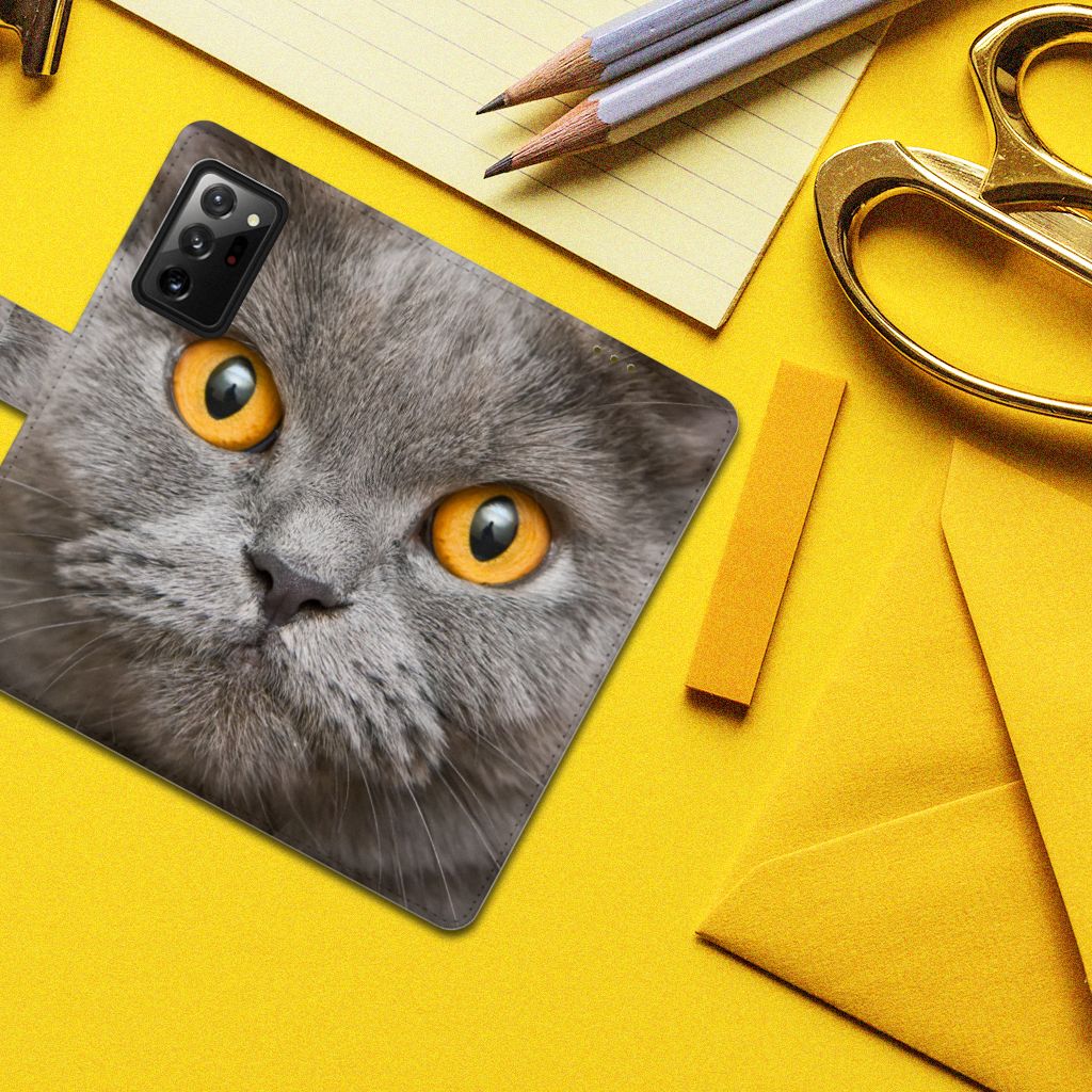 Telefoonhoesje met Pasjes Samsung Galaxy Note20 Ultra Britse Korthaar op een gele achtergrond met kantoorbenodigdheden.