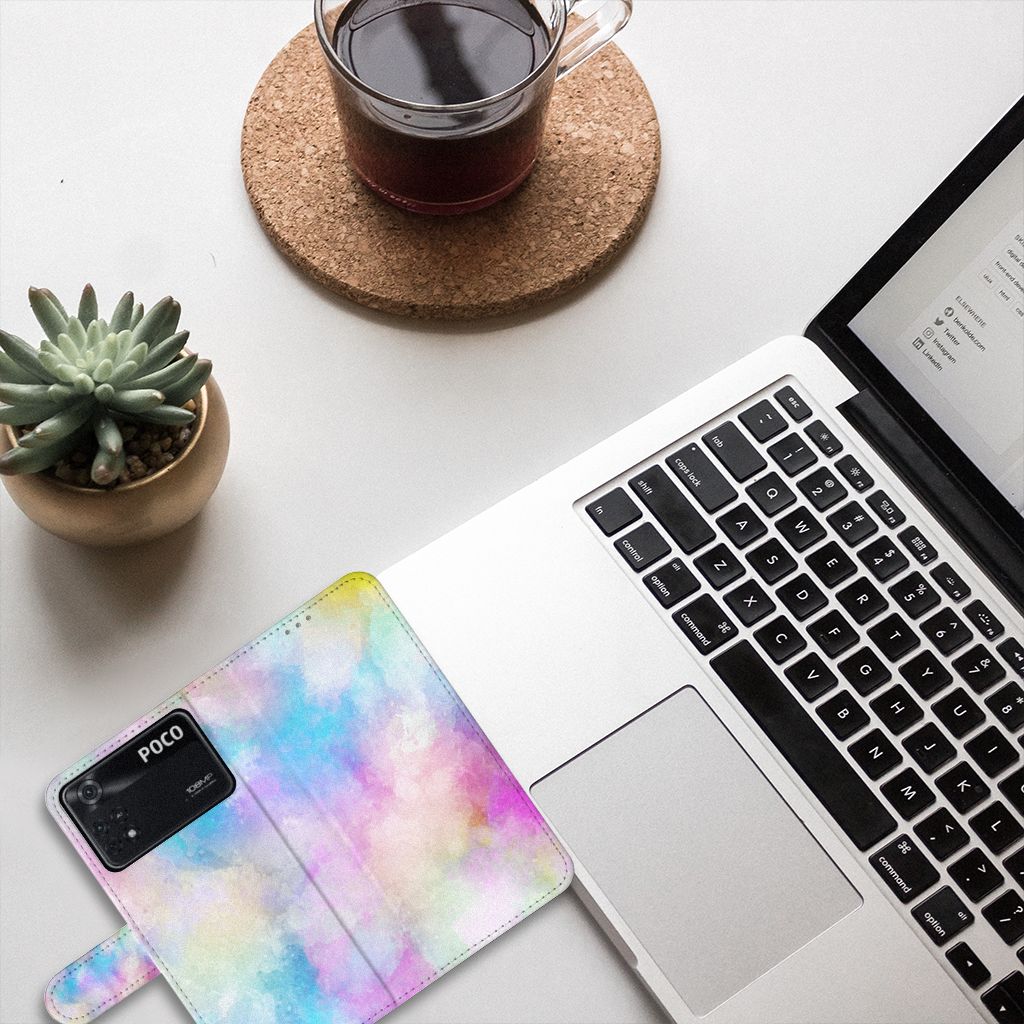 Hoesje Xiaomi Poco X4 Pro 5G Watercolor Light op bureau naast laptop en koffie, met pastelkleuren en unieke uitstraling.